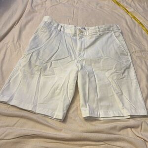 Izod Men's White Flat Front Shorts 34 9.5 Inseam